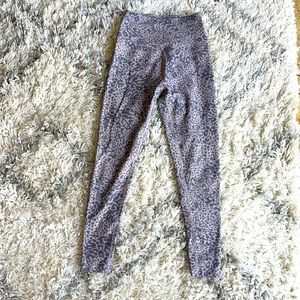 Beyond Yoga midi high waisted cheetah print leggings!